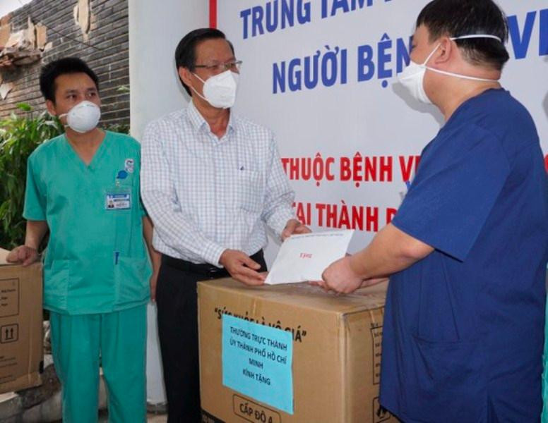 Chủ tịch UBND TPHCM Phan Văn Mãi tặng quà động viên các y bác sỹ
