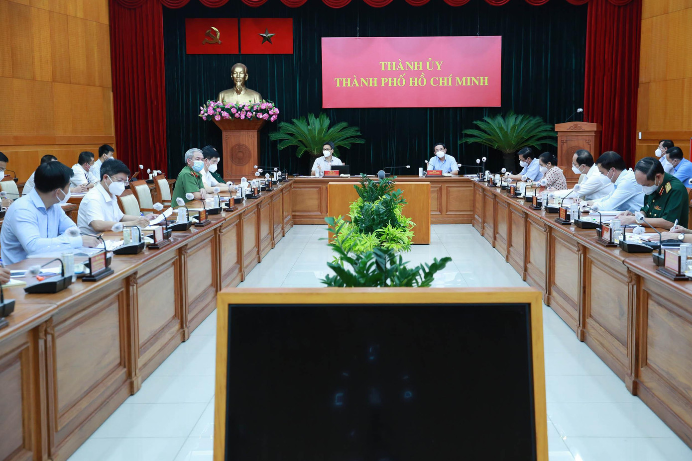 Phó Thủ tướng Vũ Đức Đam cùng Bí thư Thành ủy Nguyễn Văn Nên chủ trì buổi làm việc của Tổ công tác đặc biệt về phòng chống dịch của Chính phủ với lãnh đạo TPHCM. Ảnh: VGP Phó Thủ tướng Vũ Đức Đam cùng Bí thư Thành ủy Nguyễn Văn Nên chủ trì buổi làm việc của Tổ công tác đặc biệt về phòng chống dịch của Chính phủ với lãnh đạo TPHCM. Ảnh: VGP