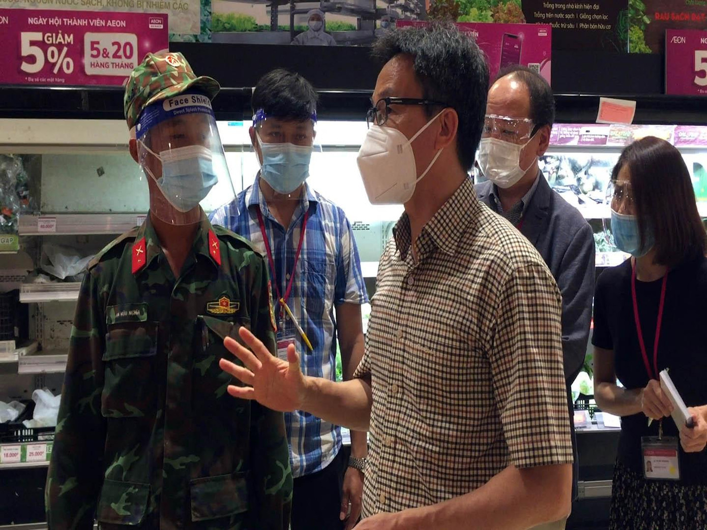 Phó Thủ tướng kiểm tra việc cung ứng hàng hóa thiết yếu cho người dân tại siêu thị AEON Việt Nam (quận Tân Phú, TPHCM) Phó Thủ tướng kiểm tra việc cung ứng hàng hóa thiết yếu cho người dân tại siêu thị AEON Việt Nam (quận Tân Phú, TPHCM)