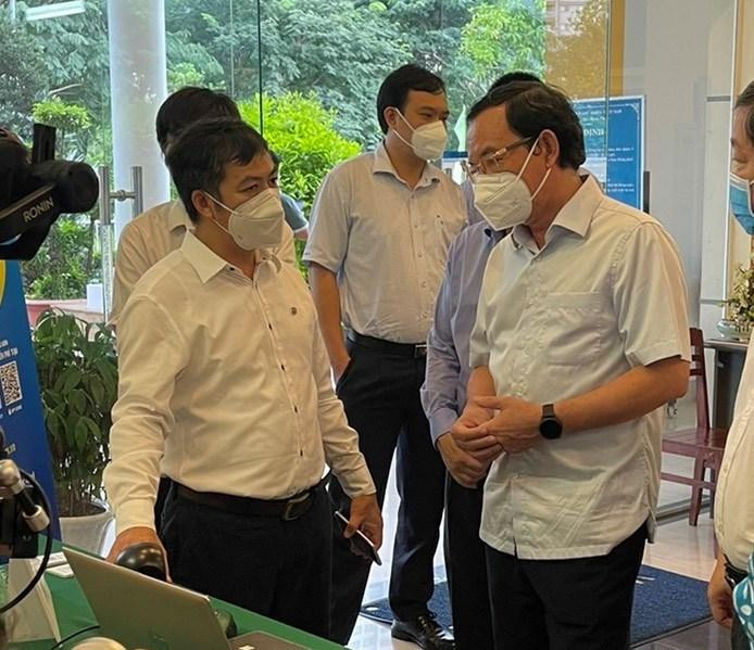 Bí thư Thành ủy TPHCM Nguyễn Văn Nên kiểm tra trung tâm chỉ huy phòng chống COVID-19 và phục hồi kinh tế quận 7 Bí thư Thành ủy TPHCM Nguyễn Văn Nên kiểm tra trung tâm chỉ huy phòng chống COVID-19 và phục hồi kinh tế quận 7