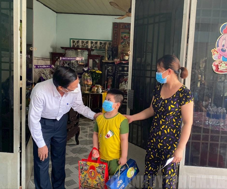Chủ tịch UBND TPHCM Phan Văn Mãi thăm hỏi và tặng quà cho cháu P.G.P. Ảnh: Thành ủy TPHCM Chủ tịch UBND TPHCM Phan Văn Mãi thăm hỏi và tặng quà cho cháu P.G.P. Ảnh: Thành ủy TPHCM