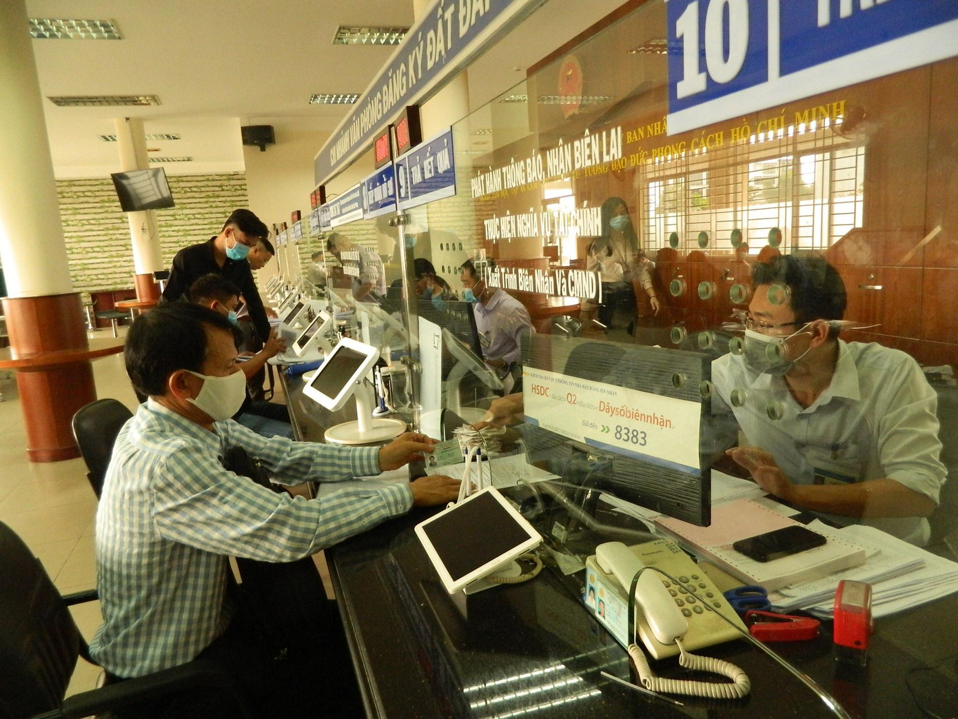 Người dân làm thủ tục hành chính tại Phòng tiếp nhận và trả kết quả hồ sơ hành chính thuộc TP Thủ Đức Người dân làm thủ tục hành chính tại Phòng tiếp nhận và trả kết quả hồ sơ hành chính thuộc TP Thủ Đức