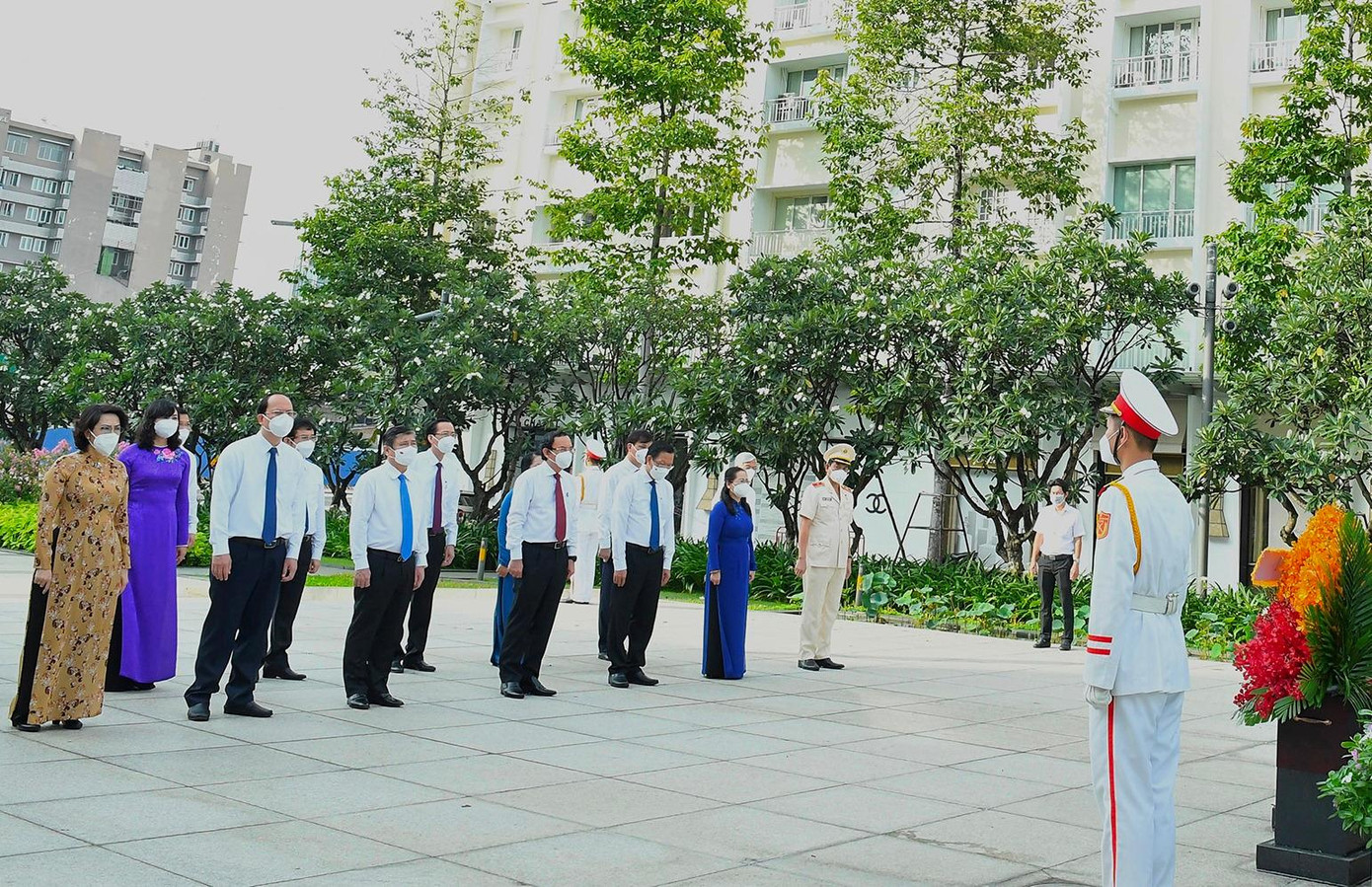 Đoàn đại biểu TPHCM dâng hương, dâng hoa tại Công viên tượng đài Chủ tịch Hồ Chí Minh Đoàn đại biểu TPHCM dâng hương, dâng hoa tại Công viên tượng đài Chủ tịch Hồ Chí Minh
