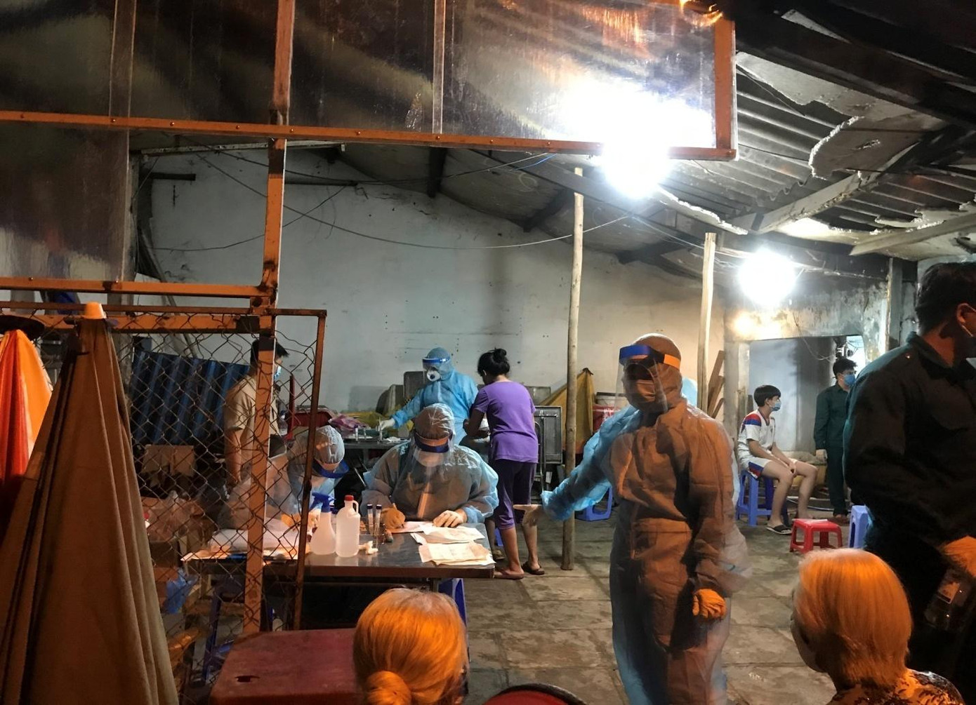 Nhân viên y tế xét nghiệm tầm soát trên diện rộng nhằm tách F0 ra khỏi cộng đồng tại huyện Nhà Bè Nhân viên y tế xét nghiệm tầm soát trên diện rộng nhằm tách F0 ra khỏi cộng đồng tại huyện Nhà Bè