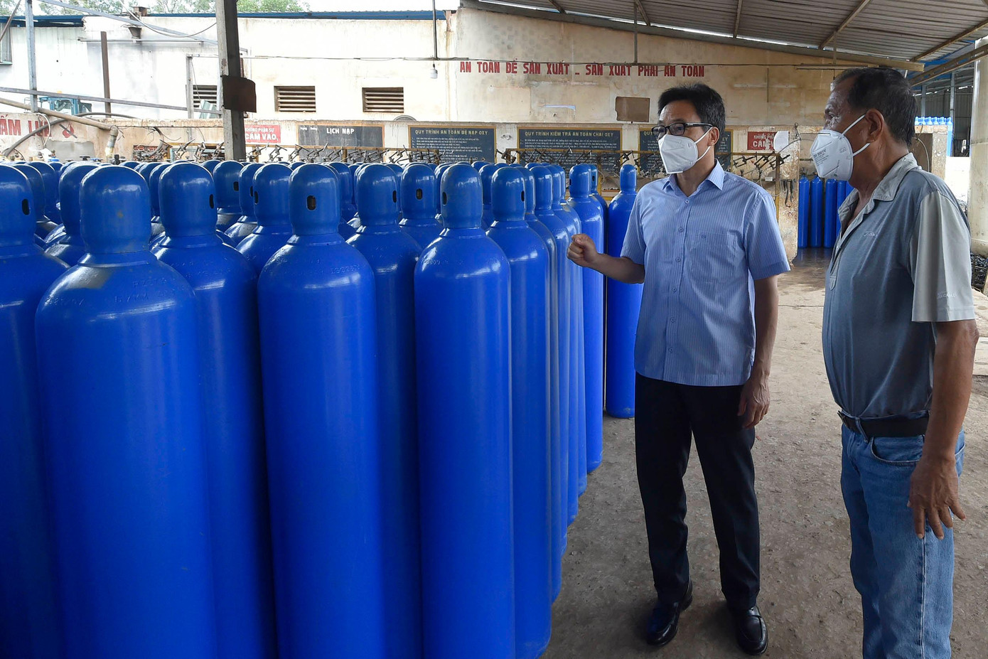 Nhiều doanh nghiệp đang tham gia mô hình ATM oxy hỗ trợ chăm sóc, điều trị cho các bệnh nhân COVID-19 Nhiều doanh nghiệp đang tham gia mô hình ATM oxy hỗ trợ chăm sóc, điều trị cho các bệnh nhân COVID-19