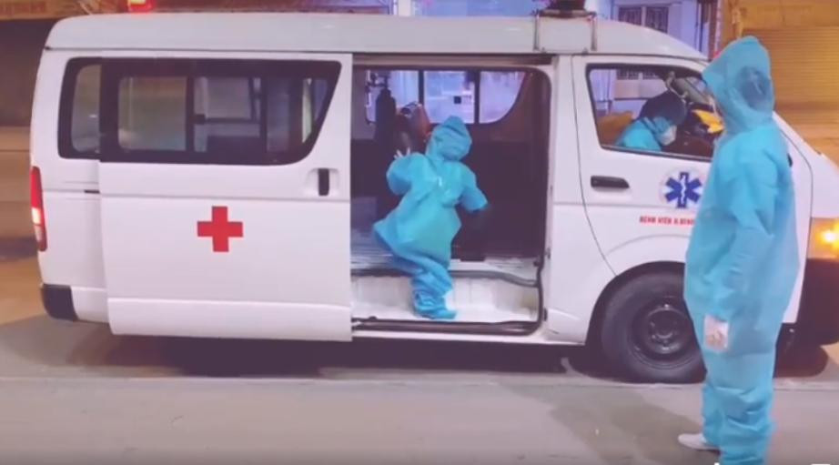 Hình ảnh bé gái 5 tuổi một mình lên xe cấp cứu đến bệnh viện điều trị COVID-19 do một nhân viên Trung tâm kiểm soát bệnh tật TPHCM ghi lại "đốn tim" người dân cả nước