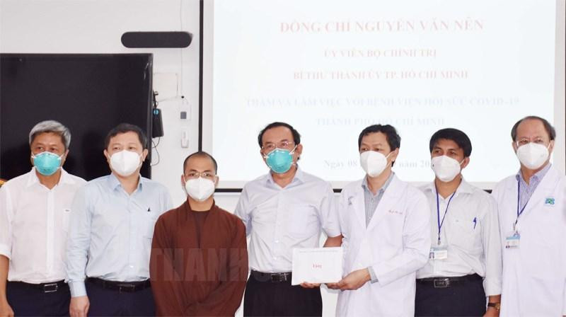 Bí Thư Thành ủy Nguyễn Văn Nên tặng quà động viên các y bác sỹ và lực lượng tình nguyện bệnh viện Hồi sức COVID-19. Ảnh: Thành ủy TPHCM