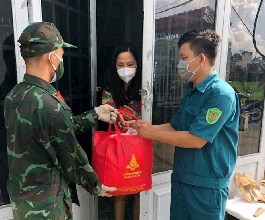 Bộ đội đi chợ giúp người dân TPHCM trong những ngày đầu tăng cường giãn cách xã hội Bộ đội đi chợ giúp người dân TPHCM trong những ngày đầu tăng cường giãn cách xã hội