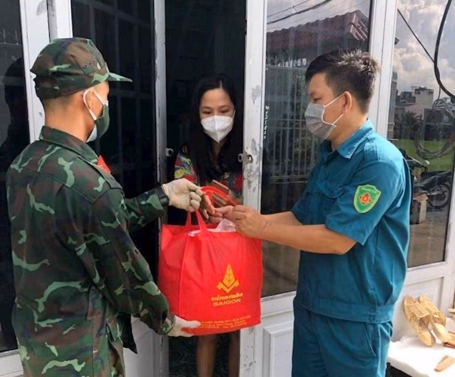 Bộ đội đi chợ giúp người dân TPHCM trong những ngày đầu tăng cường giãn cách xã hội