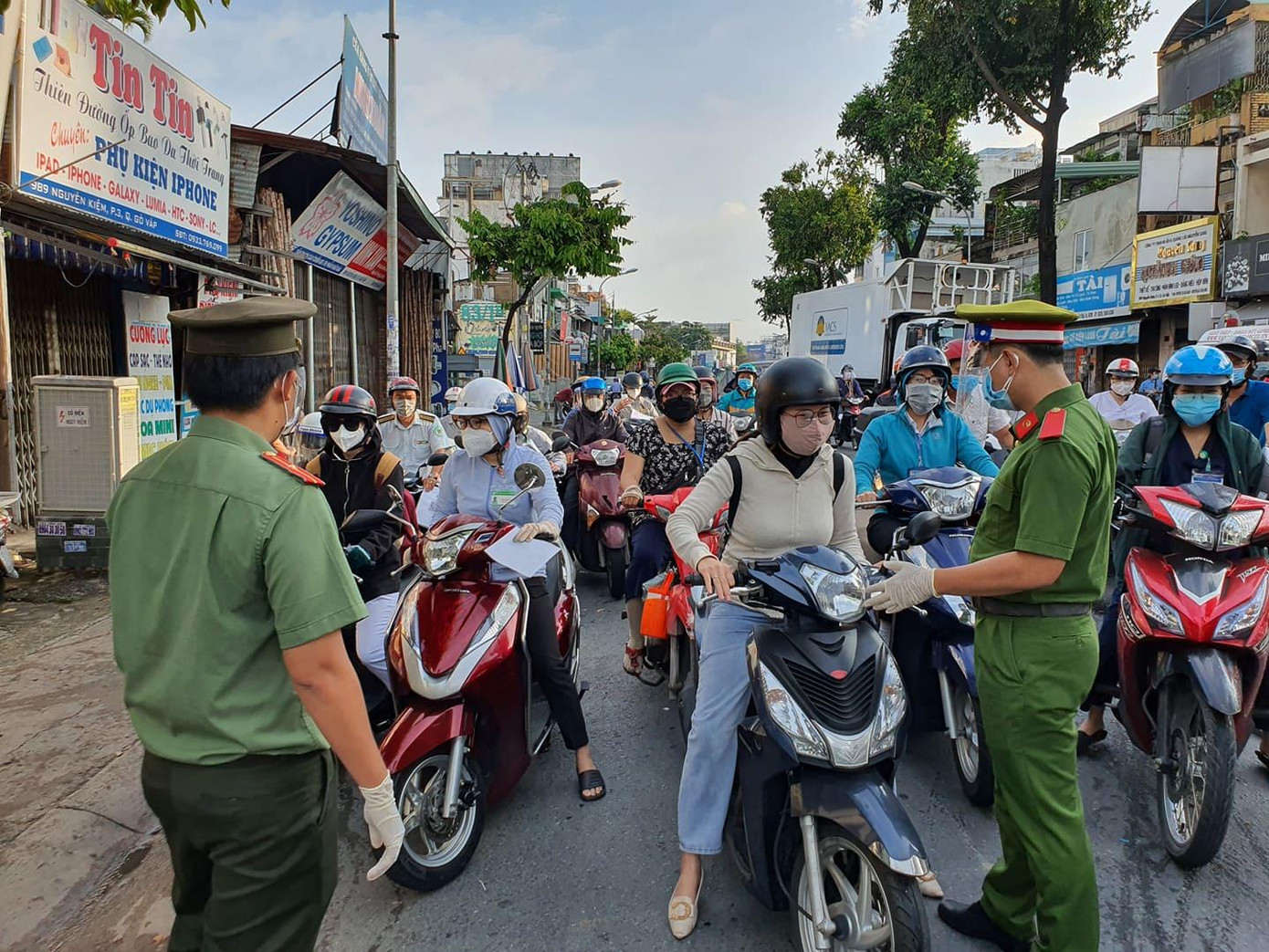 TPHCM tháo gỡ các chốt kiểm soát dịch trong nội đô nhưng lực lượng chức năng vẫn tổ chức kiểm tra đột xuất việc đi lại của người dân TPHCM tháo gỡ các chốt kiểm soát dịch trong nội đô nhưng lực lượng chức năng vẫn tổ chức kiểm tra đột xuất việc đi lại của người dân