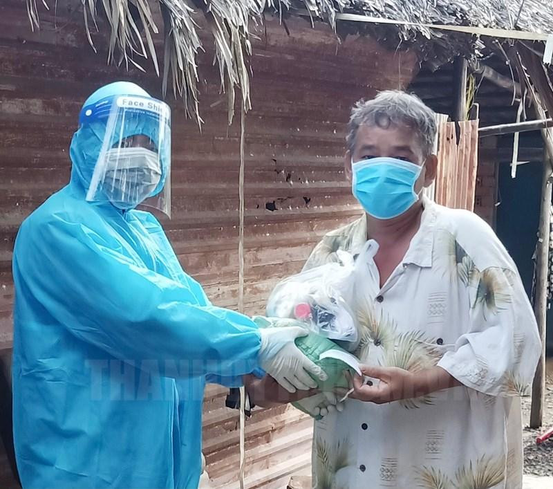 Chính quyền địa phương hỗ trợ túi an sinh cho người dân khu phố 6 (phường 7, quận 8). Ảnh: Thành ủy TPHCM. Chính quyền địa phương hỗ trợ túi an sinh cho người dân khu phố 6 (phường 7, quận 8). Ảnh: Thành ủy TPHCM.