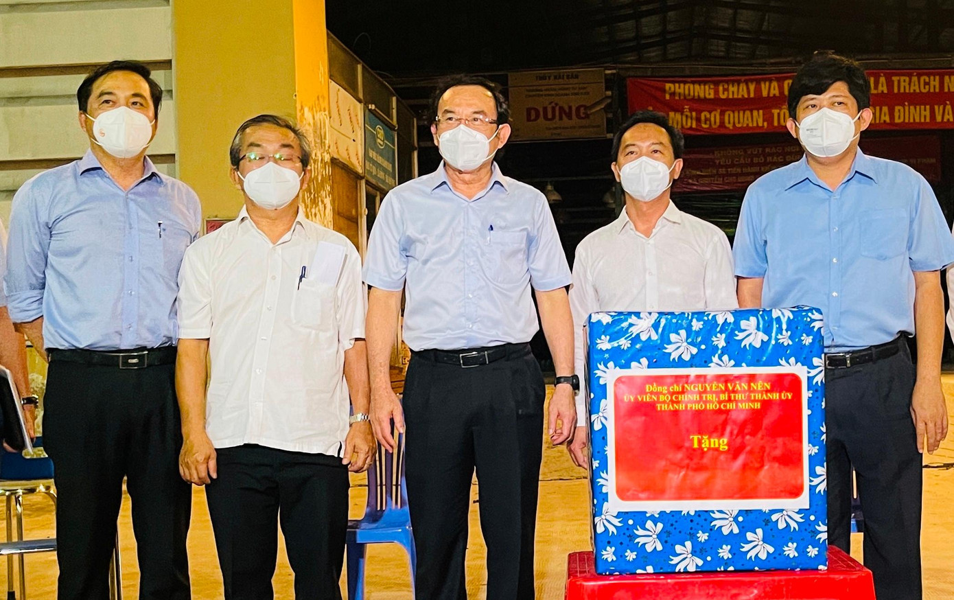 Bí thư Thành ủy Nguyễn Văn Nên và đoàn công tác tặng quà động viên Công ty Quản lý chợ đầu mối Bình Điền. Ảnh: Thành ủy TPHCM Bí thư Thành ủy Nguyễn Văn Nên và đoàn công tác tặng quà động viên Công ty Quản lý chợ đầu mối Bình Điền. Ảnh: Thành ủy TPHCM