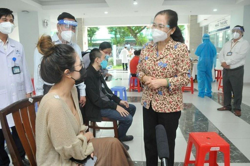 Chủ tịch HĐND TPHCM thăm hỏi, động viên các lực lượng tuyến đầu và người dân tham gia phòng chống dịch