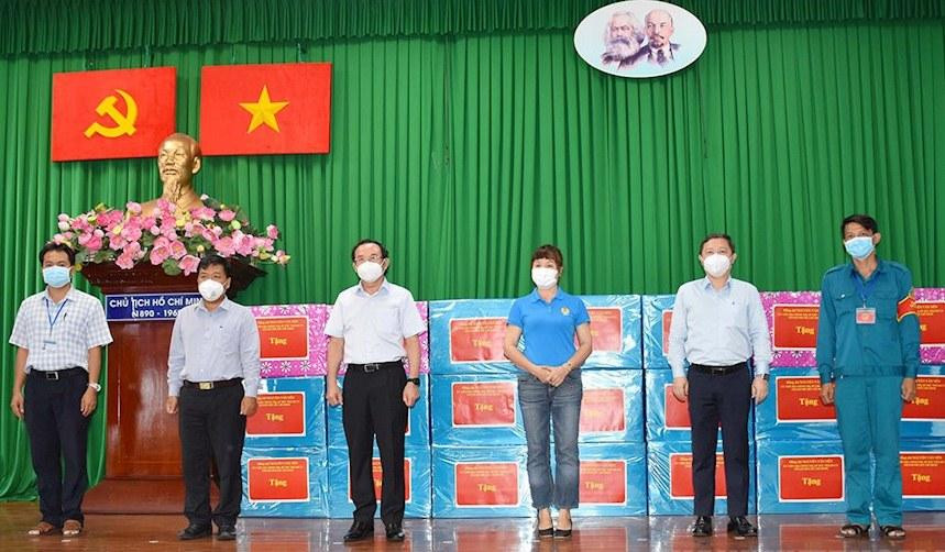 Bí thư Thành ủy Nguyễn Văn Nên tặng quà cho các lực lượng tuyến đầu tham gia chống dịch trên địa bàn TP Thủ Đức. Ảnh: Thành ủy TPHCM