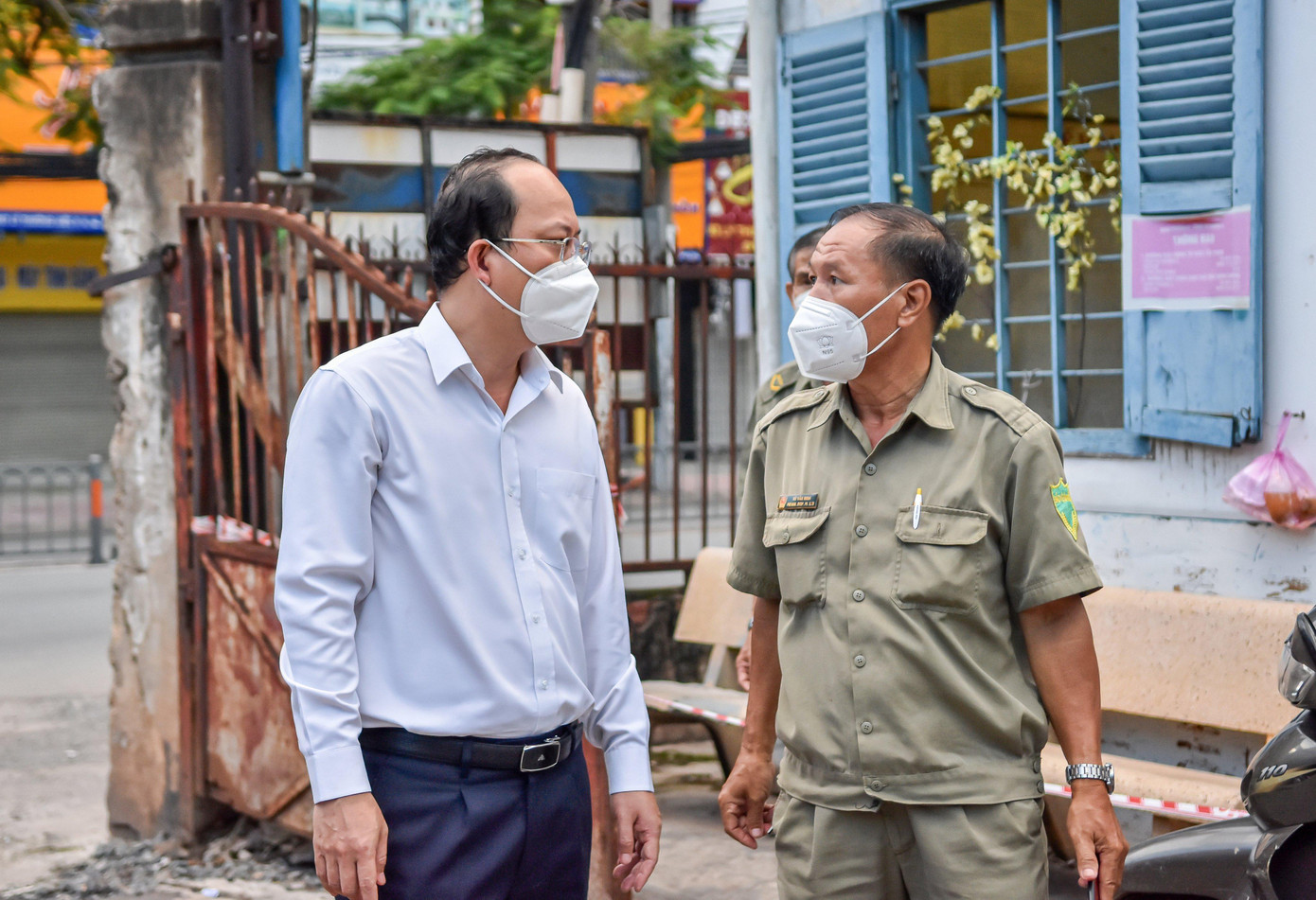 Phó Bí thư Thành ủy TPHCM Nguyễn Hồ Hải (trái) kiểm tra công tác phòng chống dịch trên địa bàn phường 6 (quận Tân Bình)
