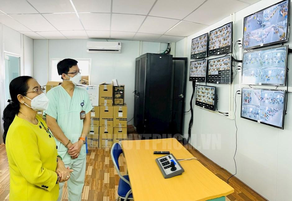 Chủ tịch HĐND TPHCM Nguyễn Thị Lệ thăm trung tâm hồi sức tích cực người bệnh COVID-19 bệnh viện Việt Đức tại TPHCM. Ảnh: Thành ủy TPHCM