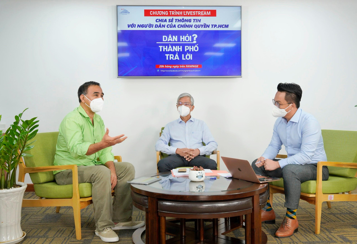 Phó Chủ tịch UBND TPHCM Võ Văn Hoan (giữa) đối thoại với người dân Phó Chủ tịch UBND TPHCM Võ Văn Hoan (giữa) đối thoại với người dân