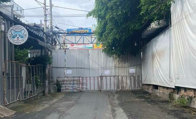 Ngõ hẻm ở phường 15 (quận Gò Vấp) bị rào kín bằng tôn. Ảnh: TTBC Ngõ hẻm ở phường 15 (quận Gò Vấp) bị rào kín bằng tôn. Ảnh: TTBC
