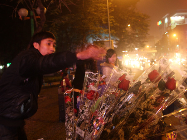 Anh chàng Hải giúp nhóm bạn của người yêu bán hoa dịp Valentine