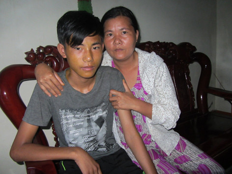 Thuyền viên Hoàng Tuấn Hùng và mẹ . Thuyền viên Hoàng Tuấn Hùng và mẹ