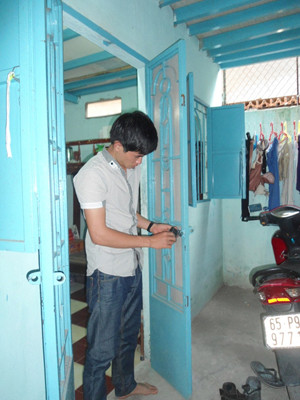 Nguyễn Mạnh Tường bên chiếc cửa mới Ảnh: Hồng Ân