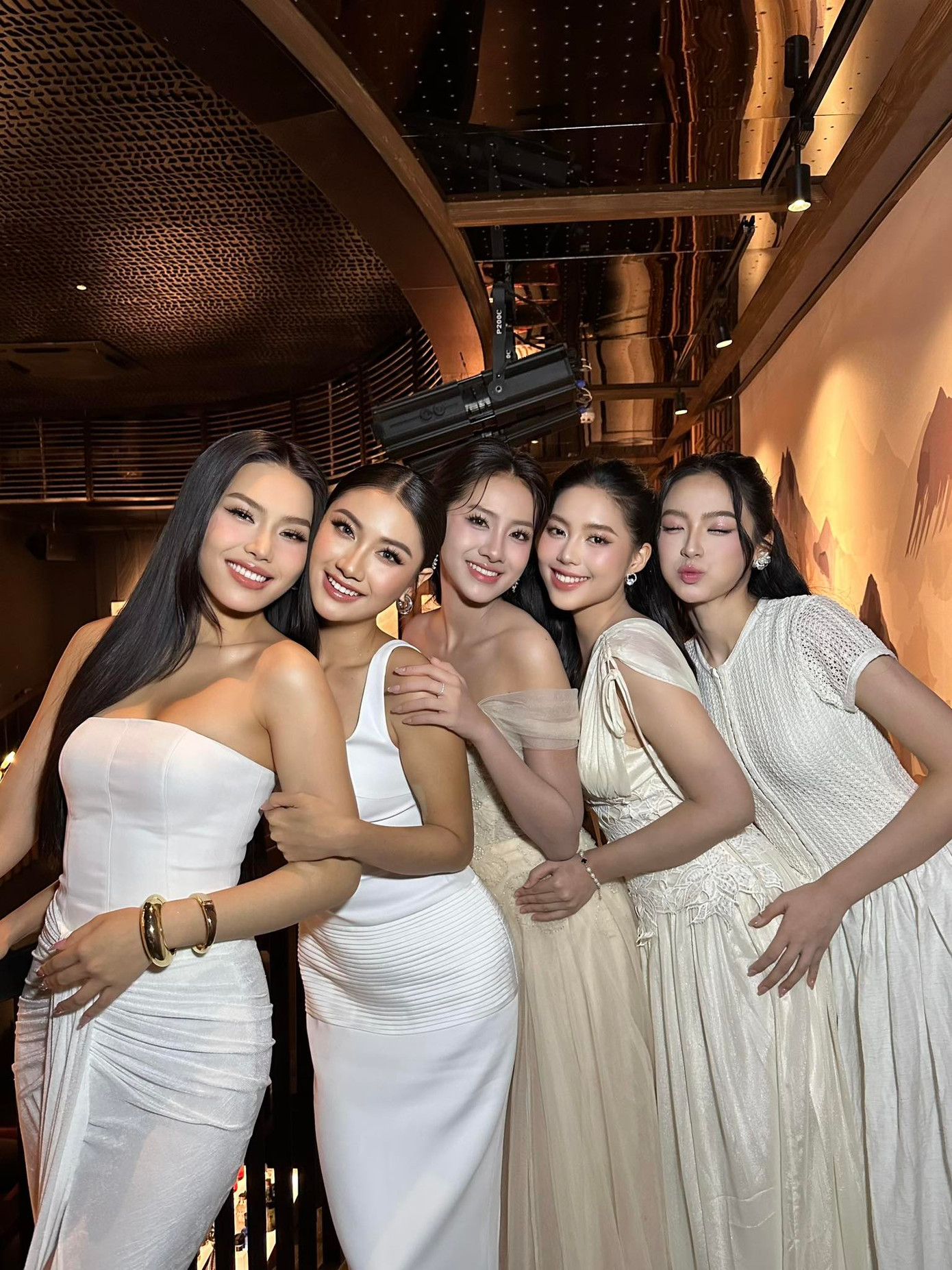 Top 3 Hoa hậu Việt Nam 2024 chụp ảnh cùng top 2 Hoa hậu Hoàn vũ Việt Nam 2025. Top 3 Hoa hậu Việt Nam 2024 chụp ảnh cùng top 2 Hoa hậu Hoàn vũ Việt Nam 2025.