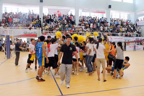 Đội tuyển nam ĐH TDTT TPHCM ăn mừng chiến thắng bán kết