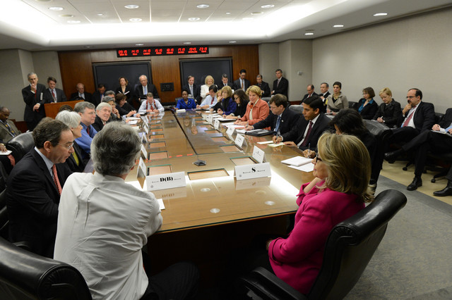 Hình ảnh bà Hillary Clinton (áo hồng) trong buổi làm việc đầu tiên sau thời gian điều trị bệnh 