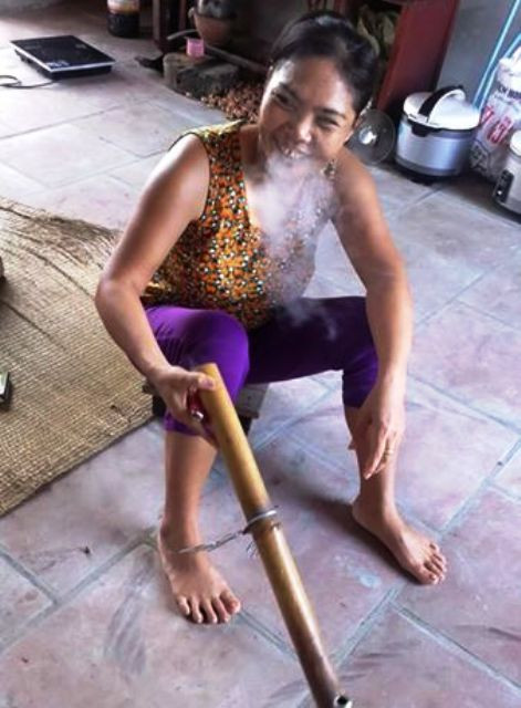 Ngôi làng giữa thành phố có tục lệ phụ nữ... hút thuốc lào ảnh 2