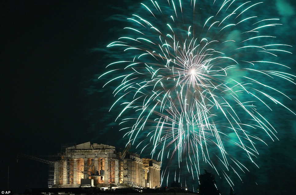 Thủ đô Athens, Hy Lạp tưng bừng đón năm mới 2013 khi màn pháo hoa tuyệt đẹp tung lên