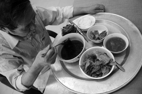 Bữa cơm trưa của nhà văn Lê Lựu. Bữa cơm trưa của nhà văn Lê Lựu