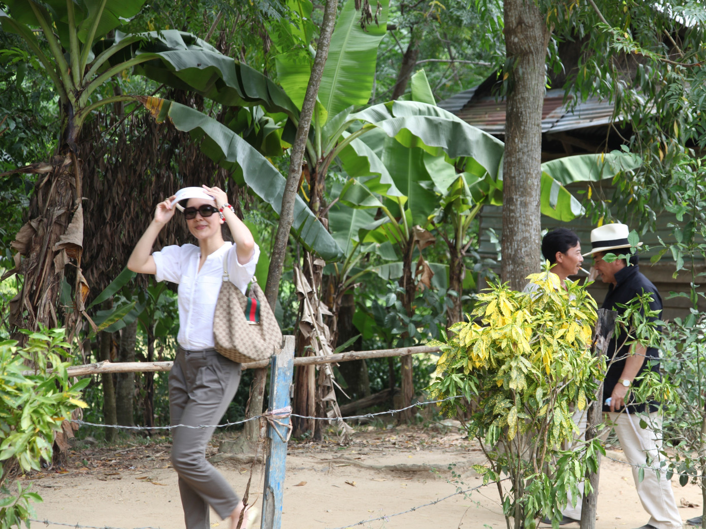 Hoa hậu ăn mặc rất giản dị trong chuyến từ thiện