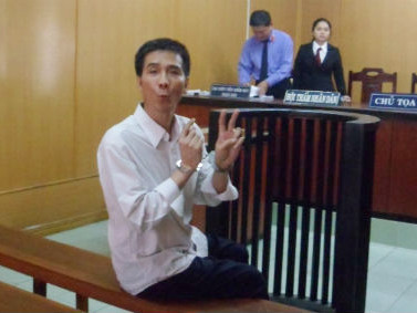 Bị cáo “làm trò” trong phiên tòa. Bị cáo “làm trò” trong phiên tòa