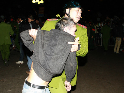 Người đàn ông vừa bị hàng trăm người giẫm đạp đang được lực lượng cảnh sát đưa vào khu vực cấp cứu