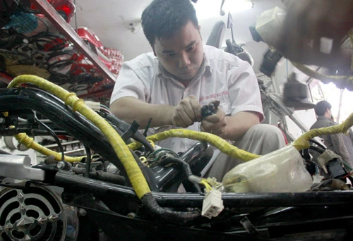 Quấn băng dính cho dây điện (Ảnh: Thanh Niên)