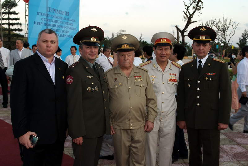 Các sĩ quan quân đội CHLB Nga - Việt Nam luôn hợp tác hữu nghị vì quyền lợi của 2 quốc gia (ảnh sưu tầm).