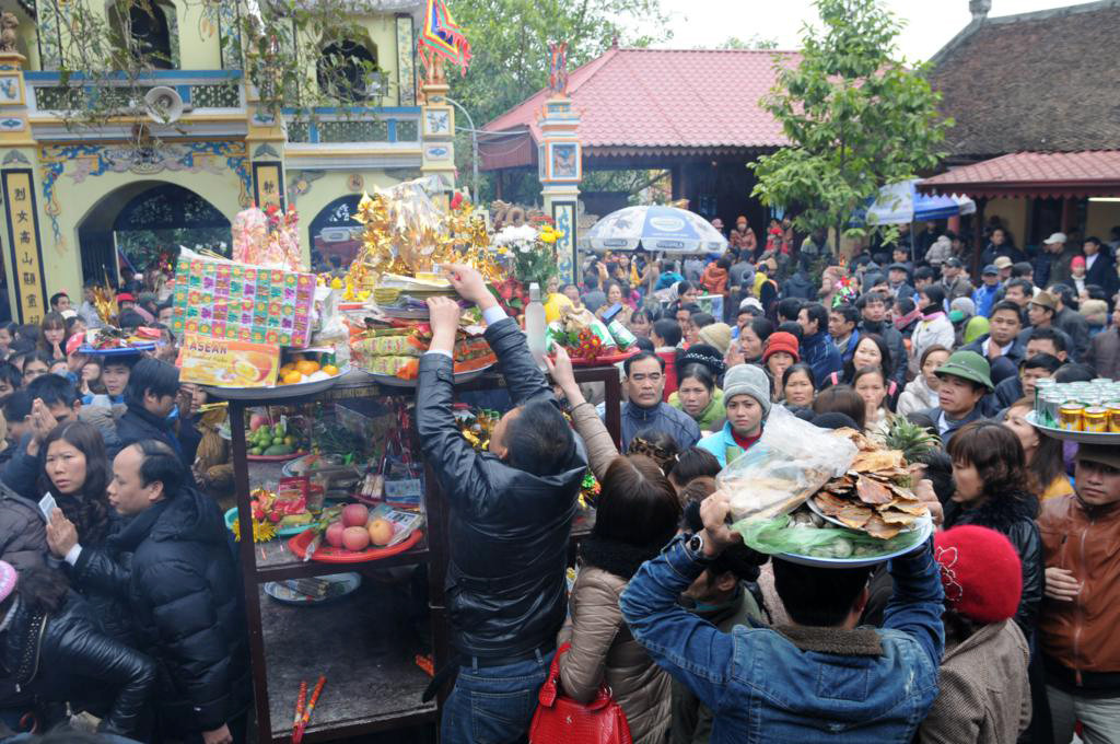 Nhiều người quyết định dâng lễ lên Bà Chúa Kho ngay từ khu vực ngoài sảnh vì quá đông đúc