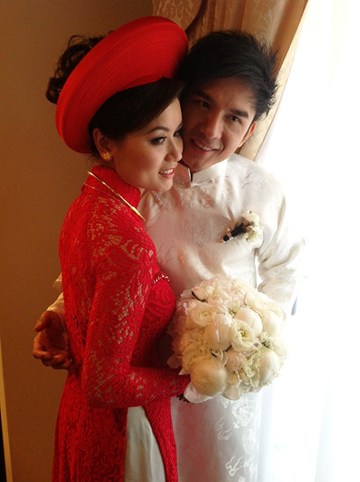 Sau khi gia đình nhà trai, nhà gái đã hoàn tất thủ tục xin dâu, Đan Trường vào phòng đón vợ yêu. Sau khi gia đình nhà trai, nhà gái đã hoàn tất thủ tục xin dâu, Đan Trường vào phòng đón vợ yêu