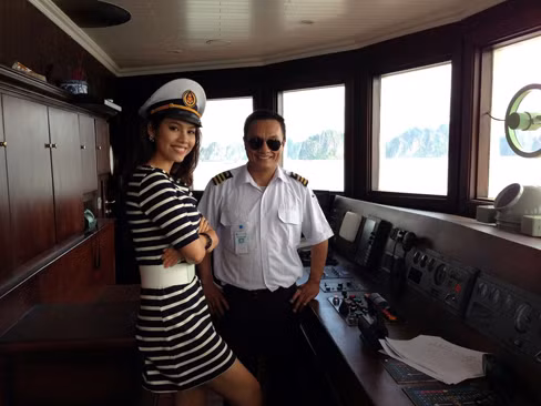 Hoàng My đến thăm du thuyền 5 sao Âu Cơ trên vịnh Hạ Long