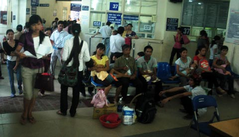 Bệnh viện Nhi TW quá tải trong những ngày đầu tiên của năm mới. (Ảnh: N.A). Bệnh viện Nhi TW quá tải trong những ngày đầu tiên của năm mới. (Ảnh: N.A)