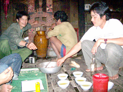 Người Xê Đăng uống rượu như uống nước. Người Xê Đăng uống rượu như uống nước