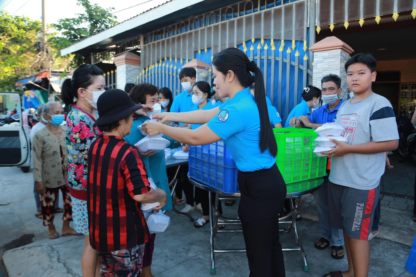 Đoàn viên thanh niên phát suất ăn sáng miễn phí cho công nhân lao động Đoàn viên thanh niên phát suất ăn sáng miễn phí cho công nhân lao động