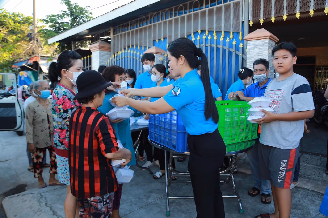 Đoàn viên thanh niên phát suất ăn sáng miễn phí cho công nhân lao động Đoàn viên thanh niên phát suất ăn sáng miễn phí cho công nhân lao động