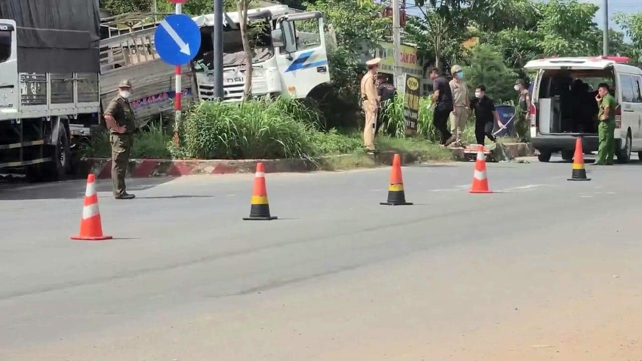 Xe cứu thương tới hiện trường di chuyển thi thể nạn nhân