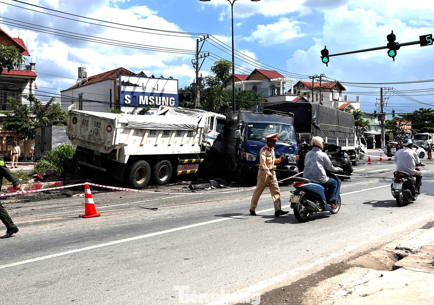 Hiện trường vụ tai nạn liên hoàn giữa 4 phương tiện