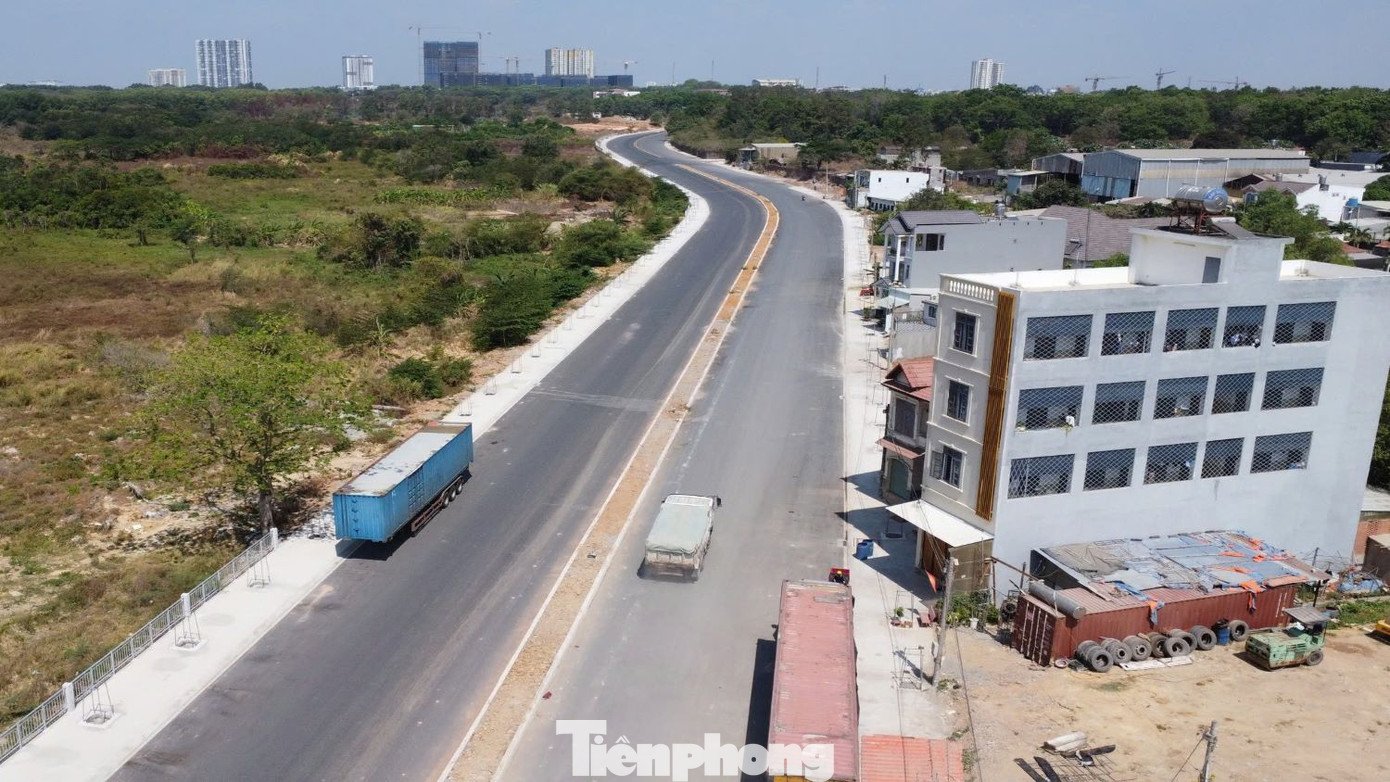 Tuyến đường có những đoạn uốn lượn nhìn rất đẹp.