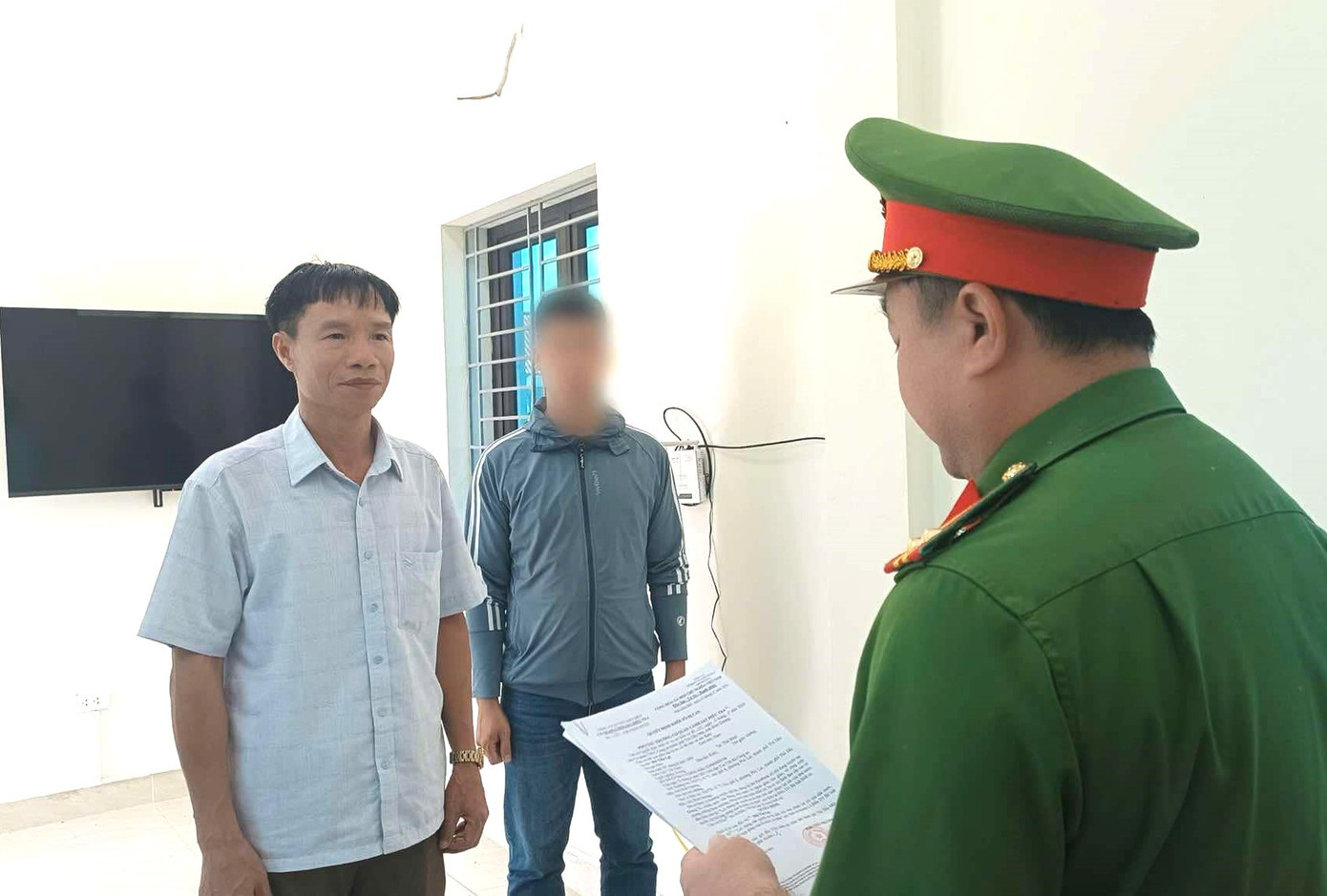 Công an đọc lệnh khởi tố đối với bị can Bùi Tiến Lợi Công an đọc lệnh khởi tố đối với bị can Bùi Tiến Lợi