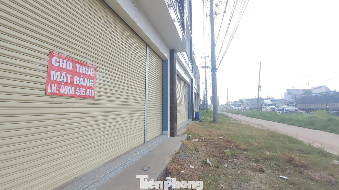 Mặt bằng kinh doanh bên quốc lộ 13 ế ẩm. Mặt bằng kinh doanh bên quốc lộ 13 ế ẩm.