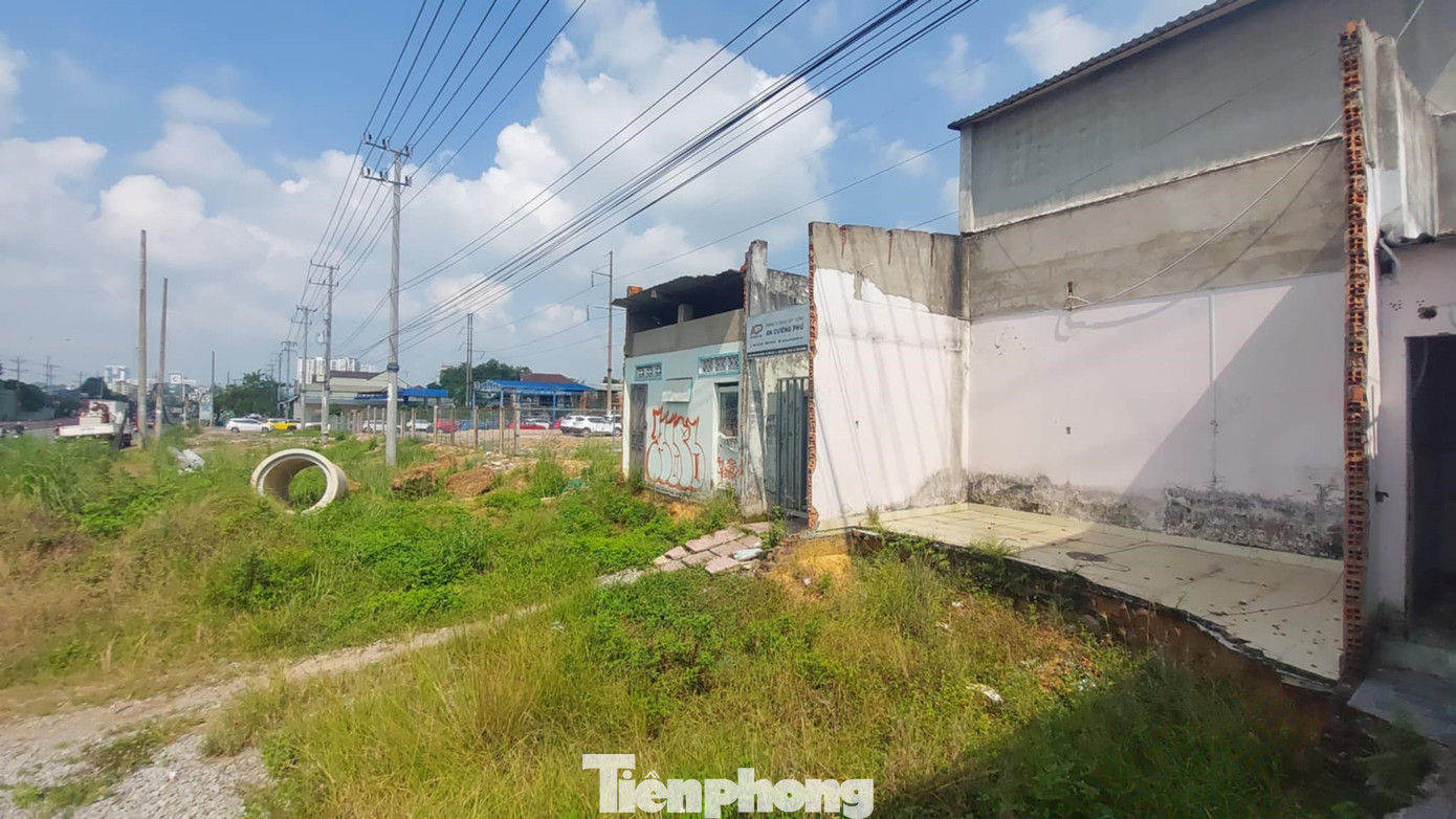 Sau hơn 2 năm thi công, dự án còn ngổn ngang. Sau hơn 2 năm thi công, dự án còn ngổn ngang.