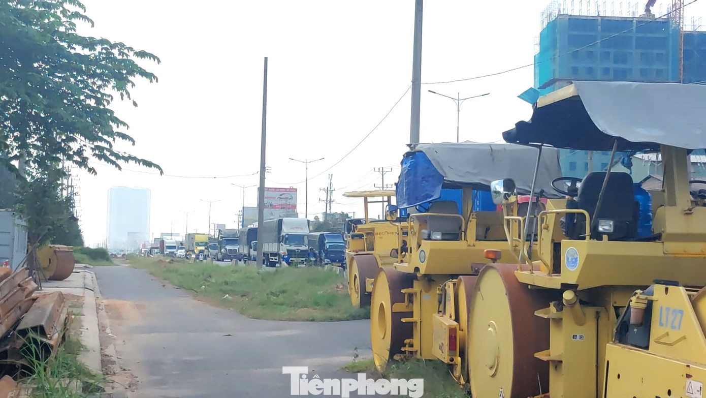 Dự án bị gián đoạn thi công vì vướng mặt bằng và chờ di dời lưới điện. Dự án bị gián đoạn thi công vì vướng mặt bằng và chờ di dời lưới điện.